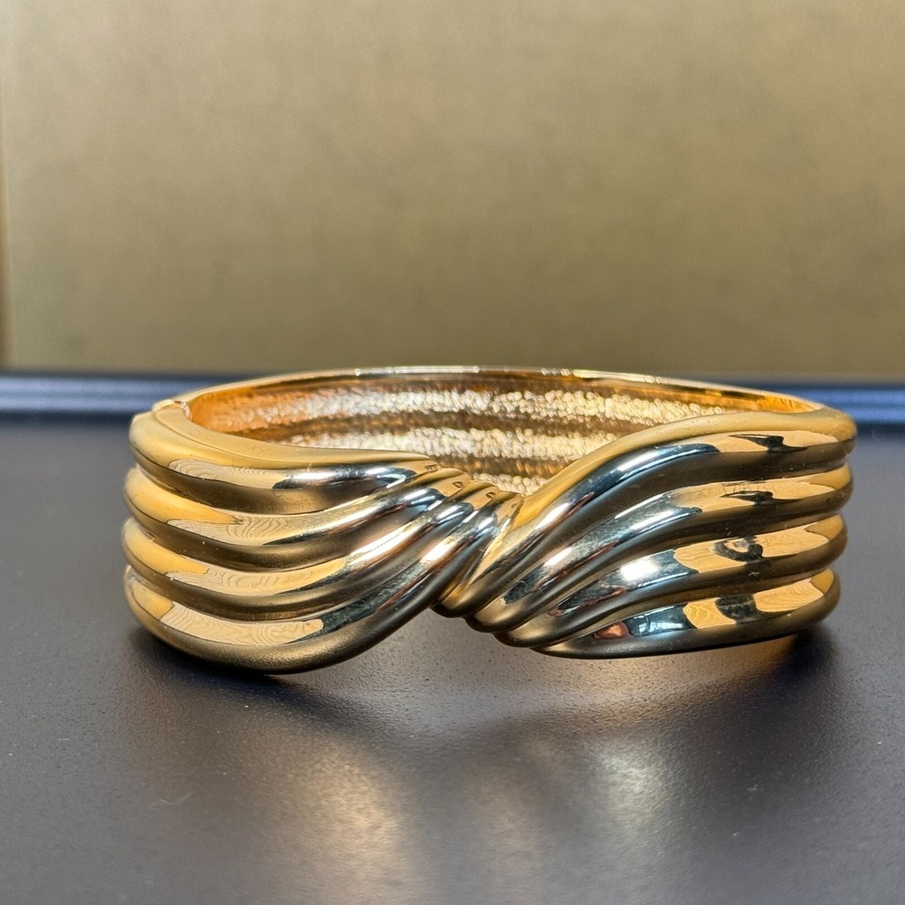 1980s Gold Tone Bangle Bracelet Ribbed Twist Spring Hinge Open Close